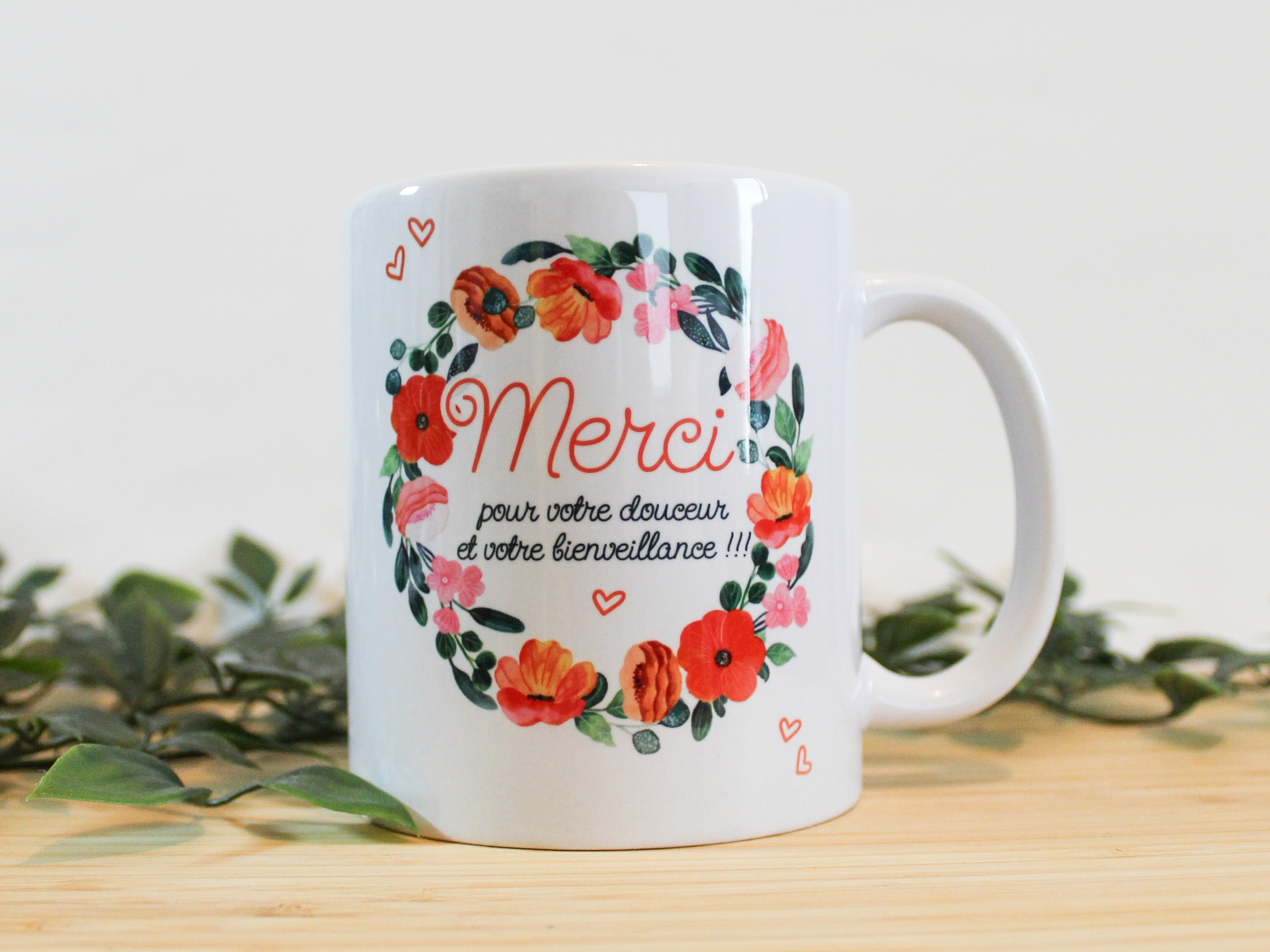 une-tasse-avec-texte-et-motif-orange