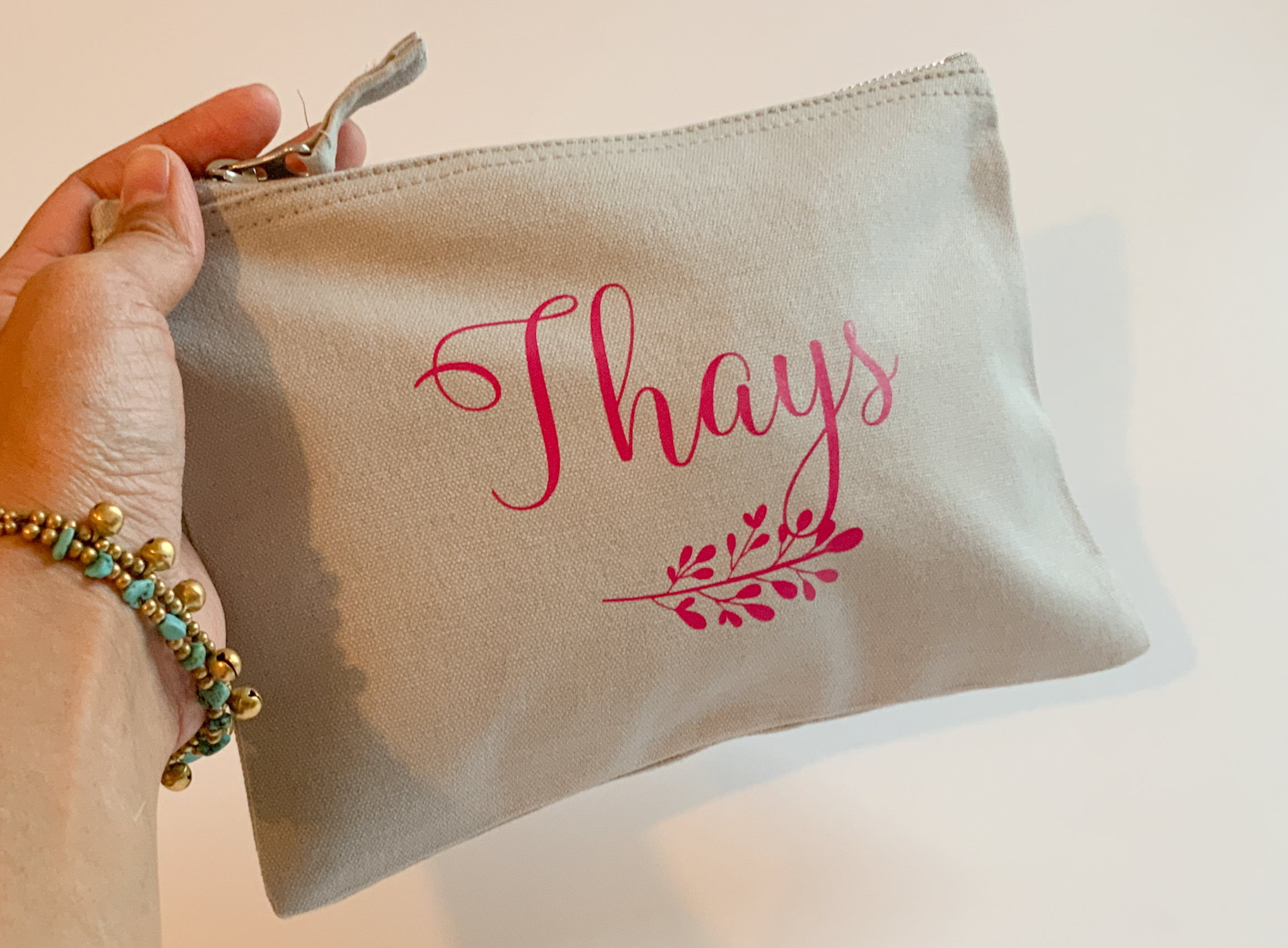Trousse-grise-avec-prenom-rose