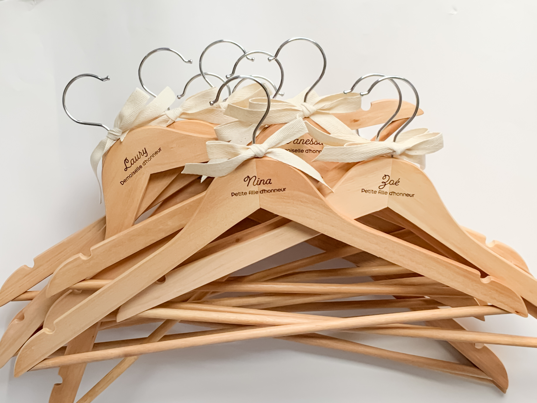 lot de cintres en bois pour mariage