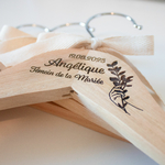 cintre-mariage-personnalise-main-eucalyptus-détails-itouitou