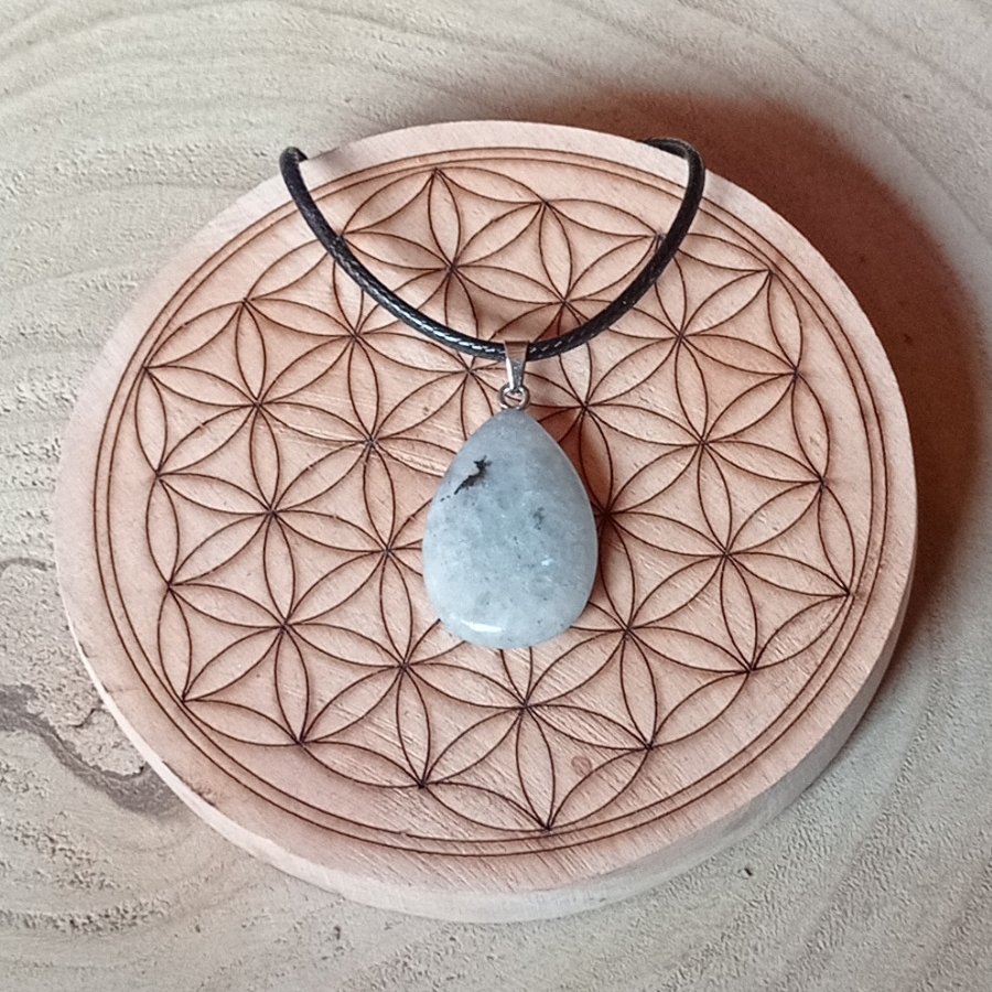 Pendentif larme en labradorite blanche