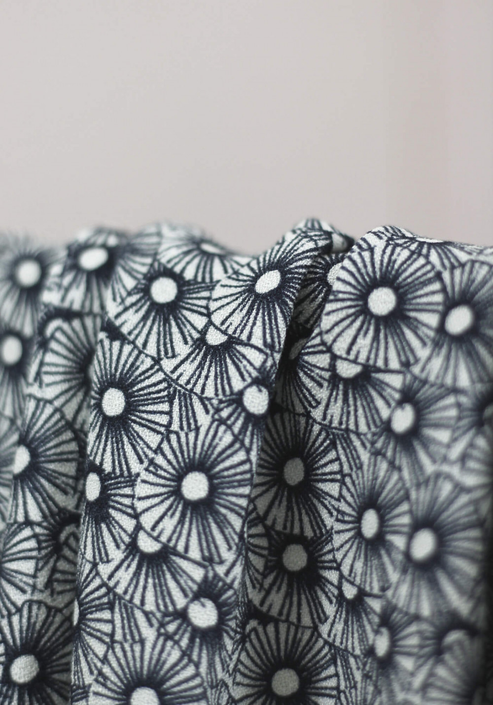 crepe-de-viscose-bleuroz-miss-flower-navy