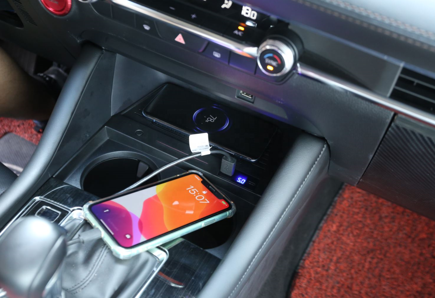 Chargeur à induction 15W iPhone, Xiaomi, Huawei et Samsung pour Mazda 3 depuis 2019