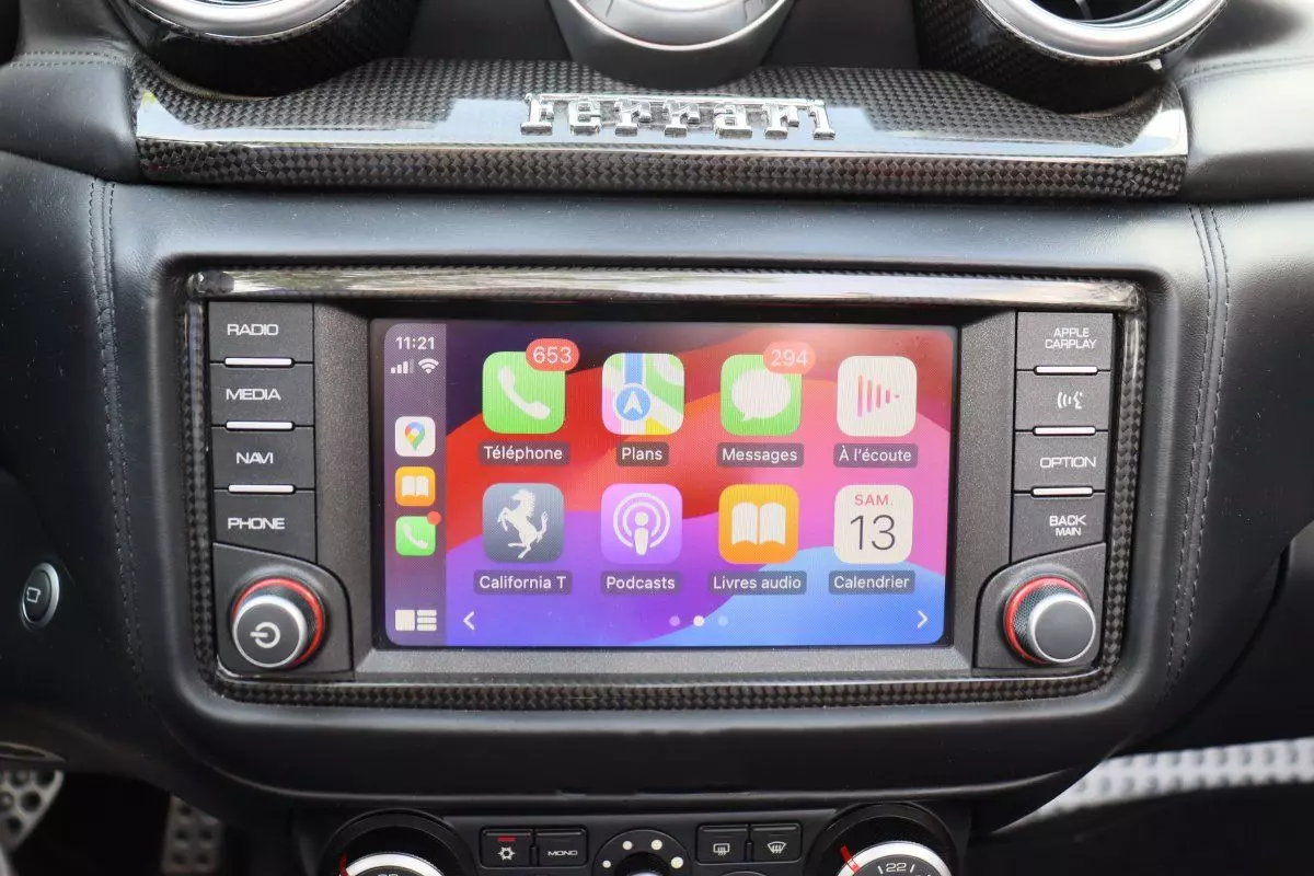 Apple CarPlay sur écran passager Ferrari California