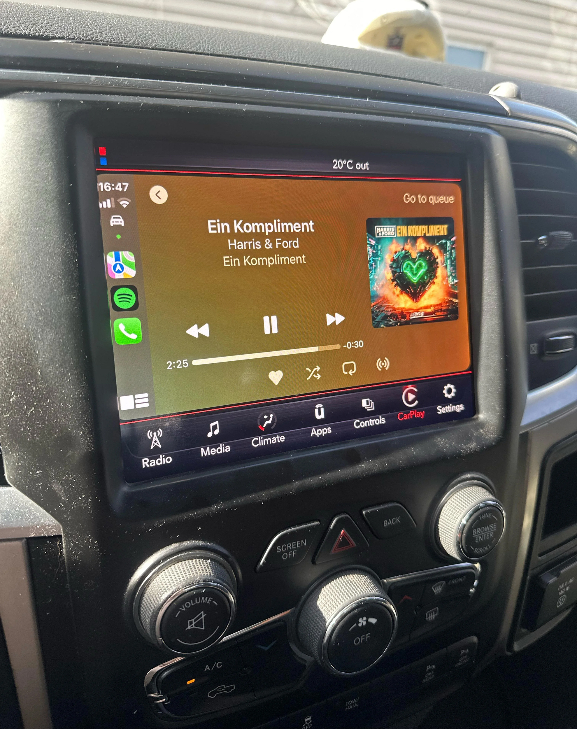 carplay-dodgeRAM-00