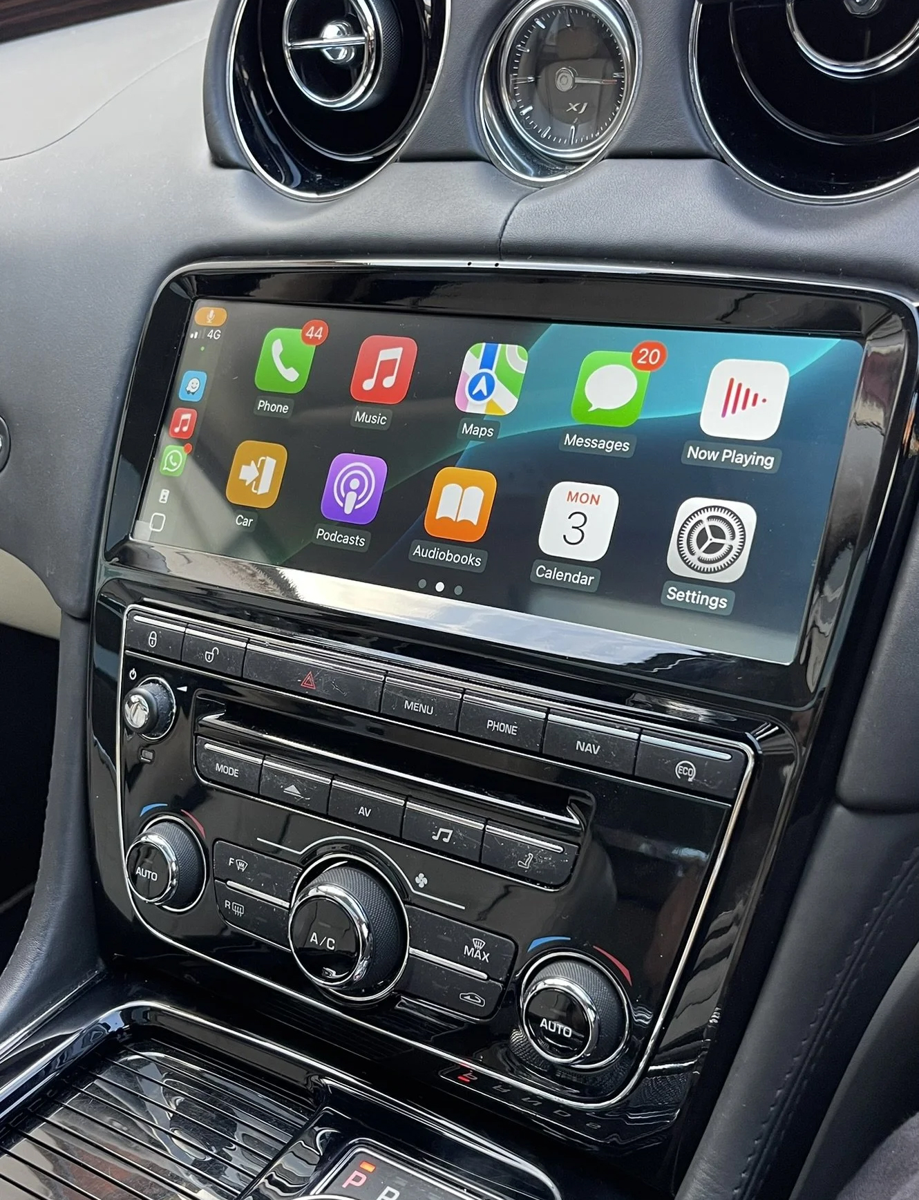 carplay-jaguar-XJ-01
