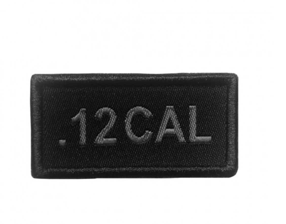 Patch calibre .12CAL brodé gris sur tissu noir