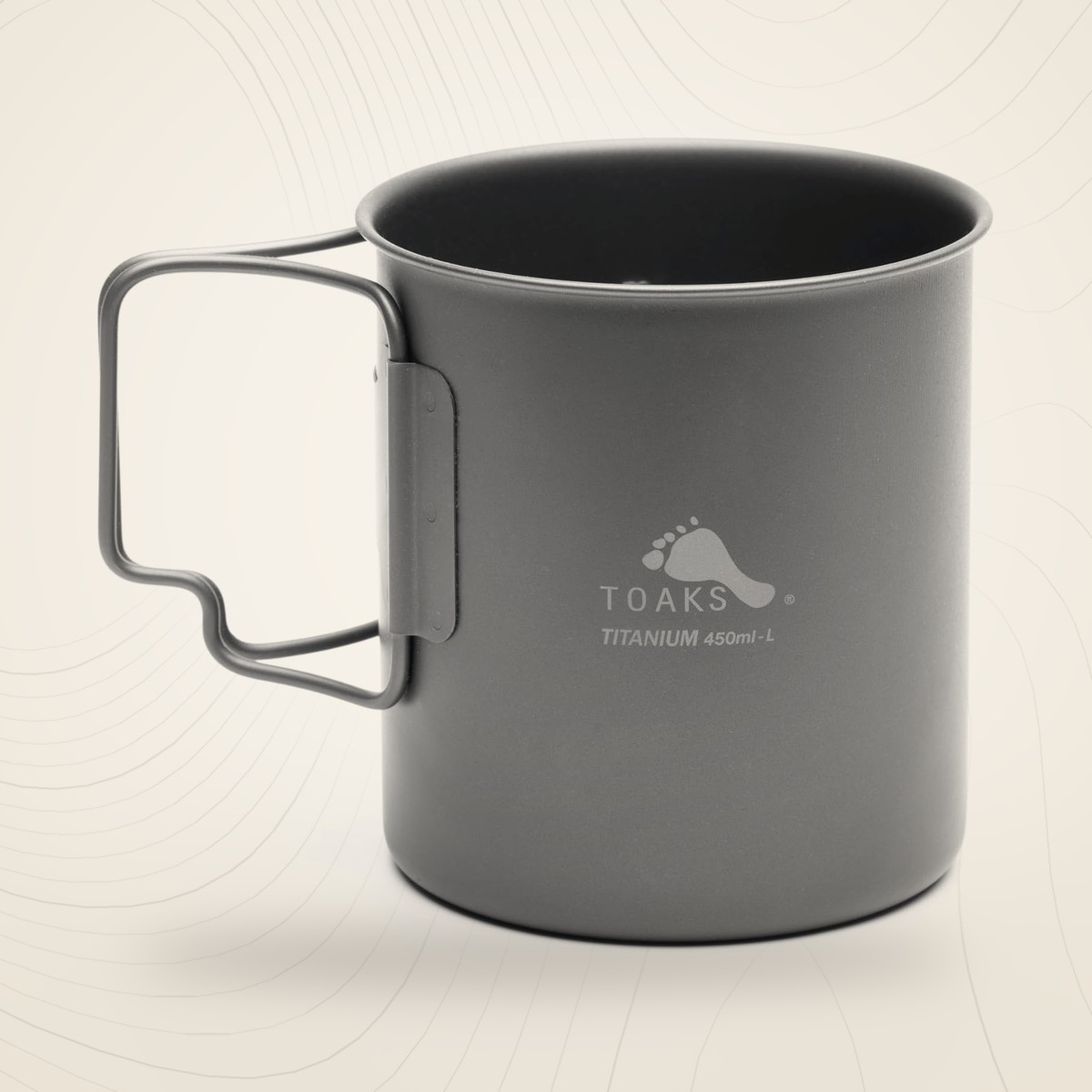 Tasse en titane TOAKS 450 ml, poignées dépliées, sur fond lin