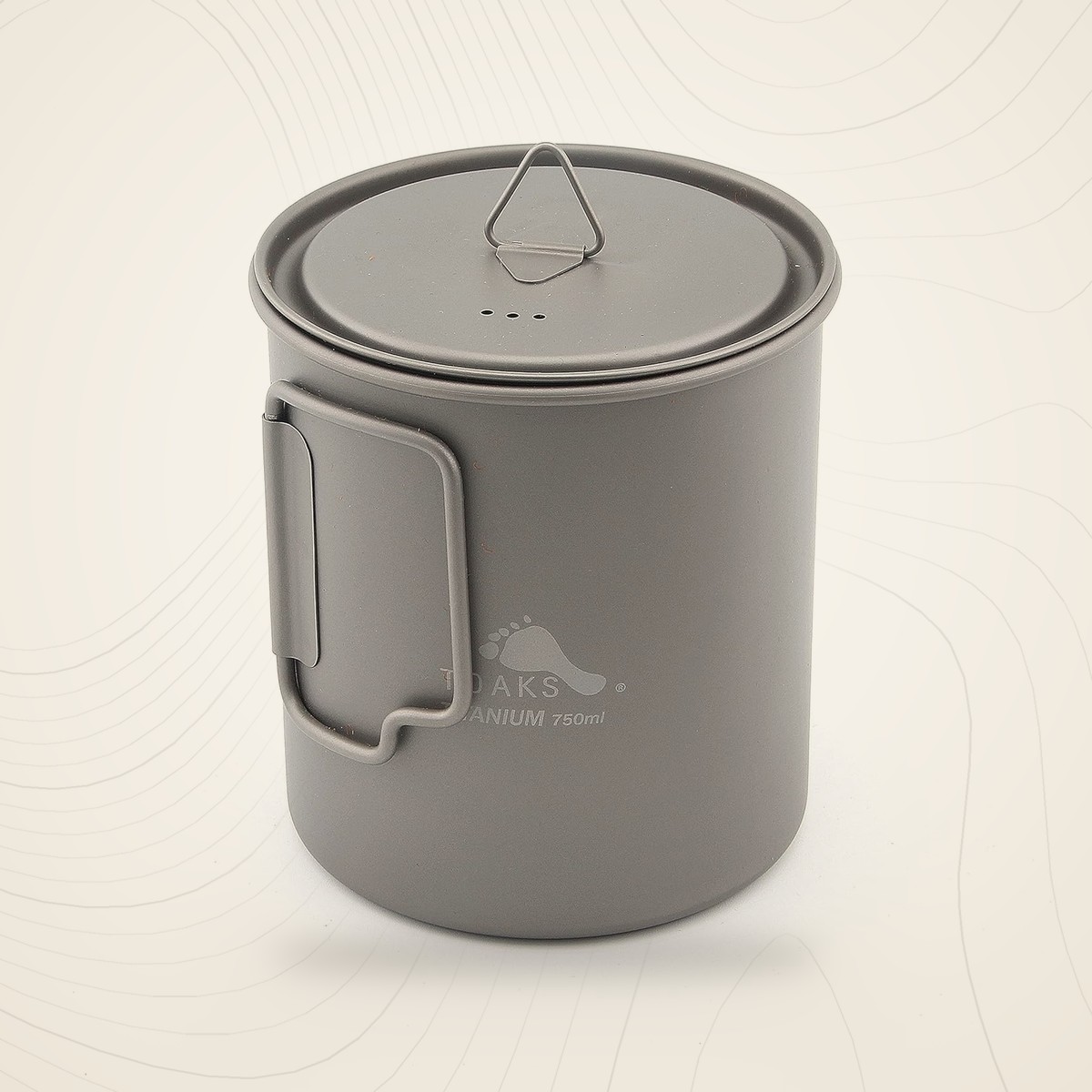 Pot en titane TOAKS 750 ml avec couvercle, sur fond lin