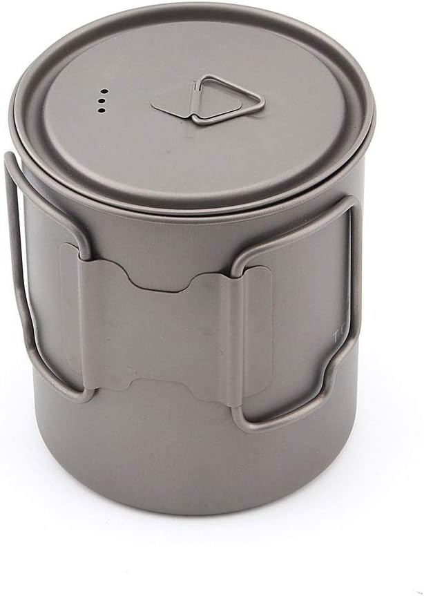 Pot titane 750 ml, poignées repliées qui maintiennent le couvercle