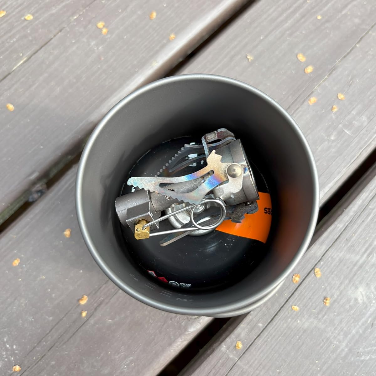 Petit réchaud à gaz rangé à lintérieur du pot titane 750 ml
