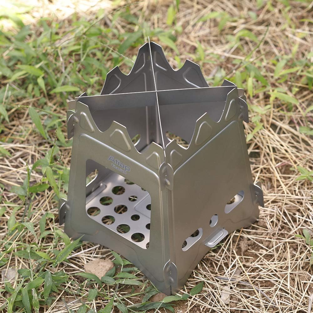 Réchaud à bois pliable en titane posé dans lherbe sèche