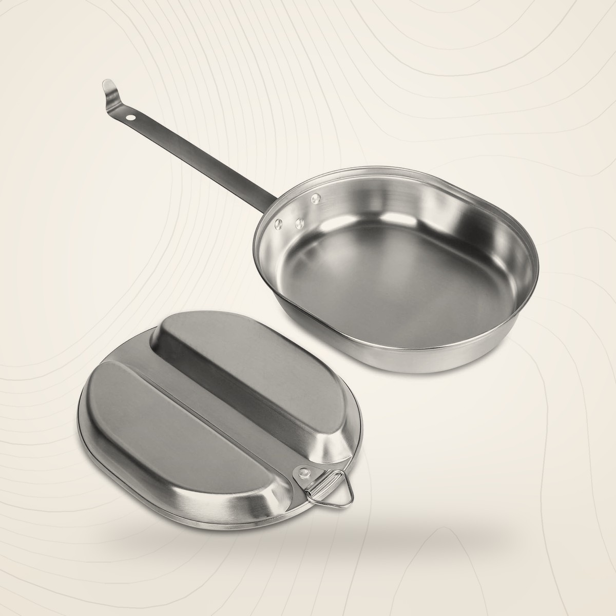 Popote militaire en inox, poêle et plateau de la gamelle US, sur fond lin