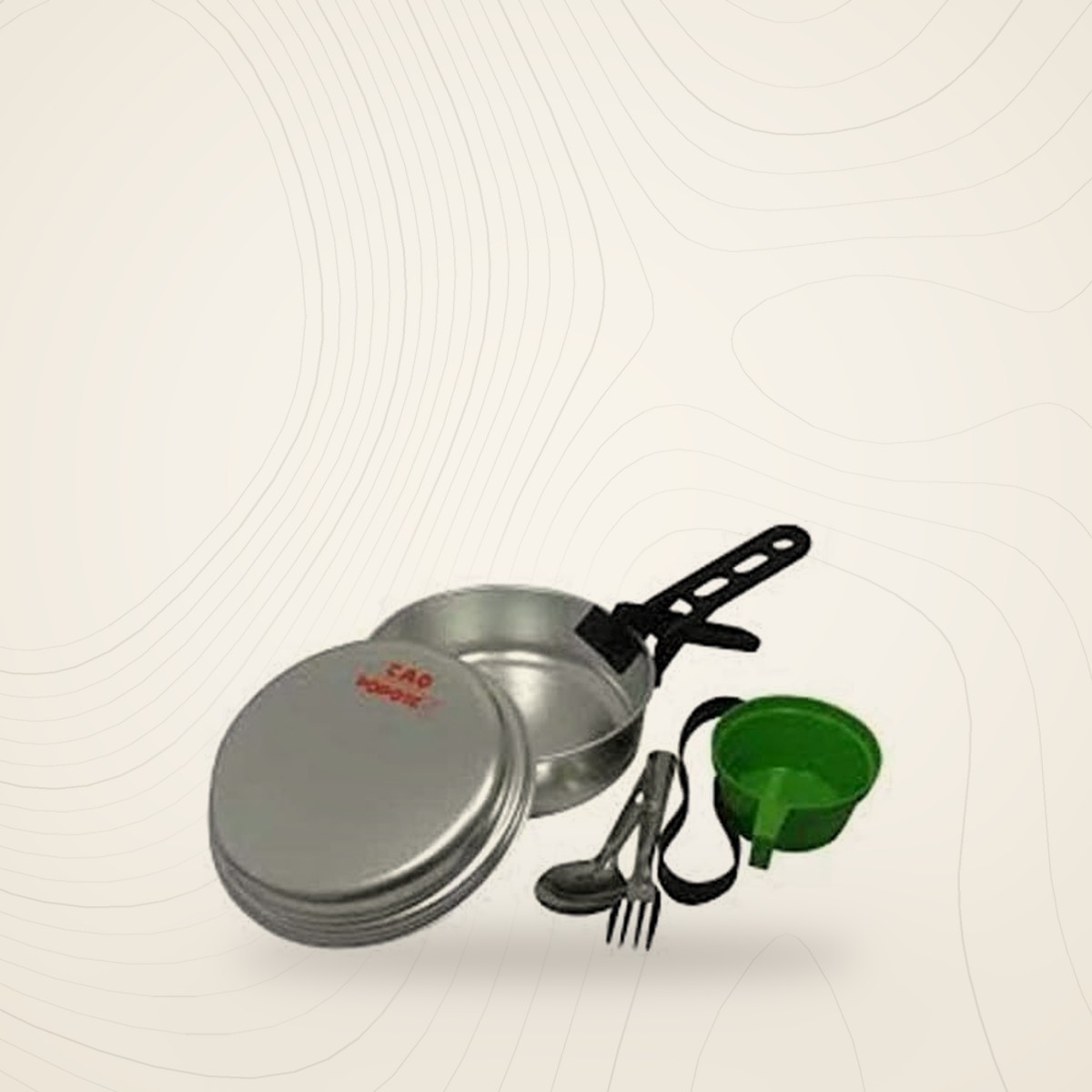Popote scout CAO en aluminium avec poêle, pince, couverts et quart vert, sur fond lin