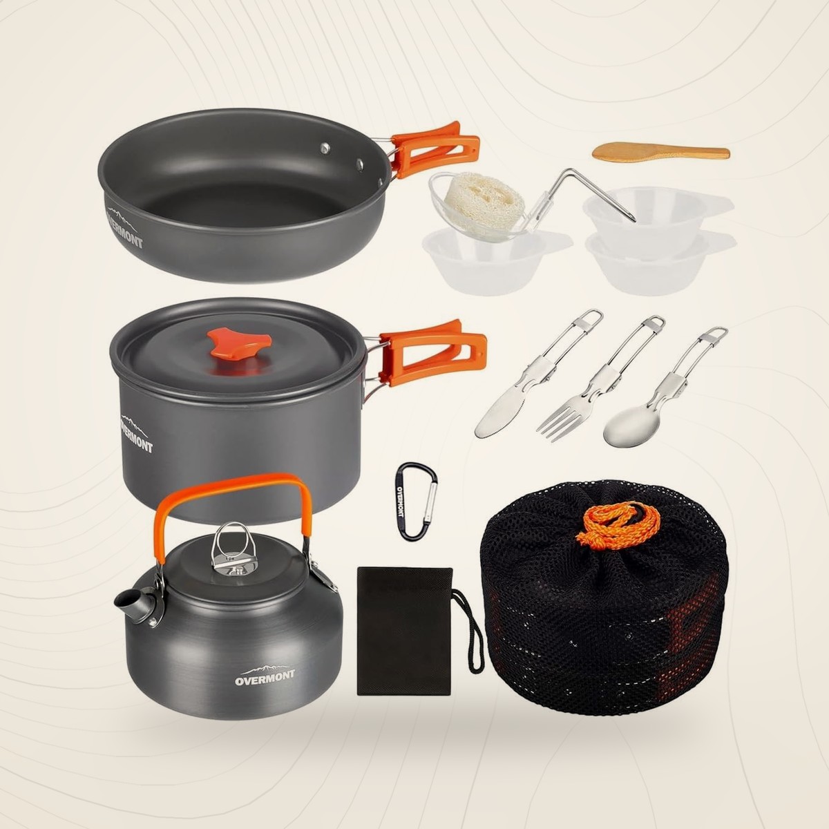 Popote camping Overmont 14 pièces : casserole, poêle, bouilloire, bols et couverts, sur fond lin