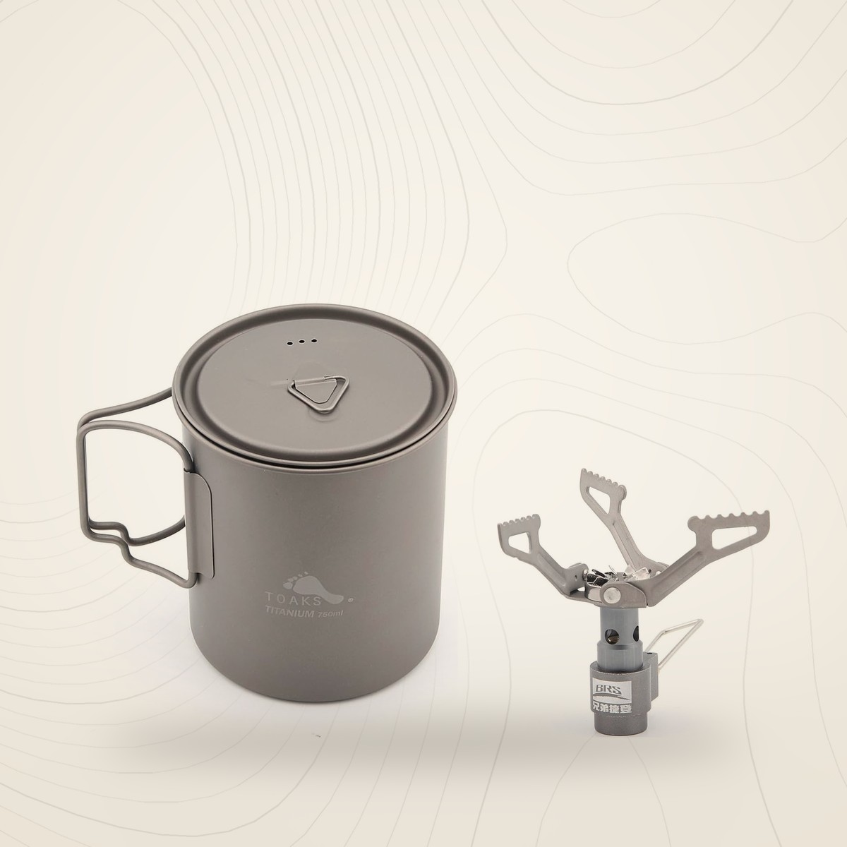 Kit popote titane TOAKS 750 ml et réchaud à gaz BRS-3000T côte à côte, sur fond lin