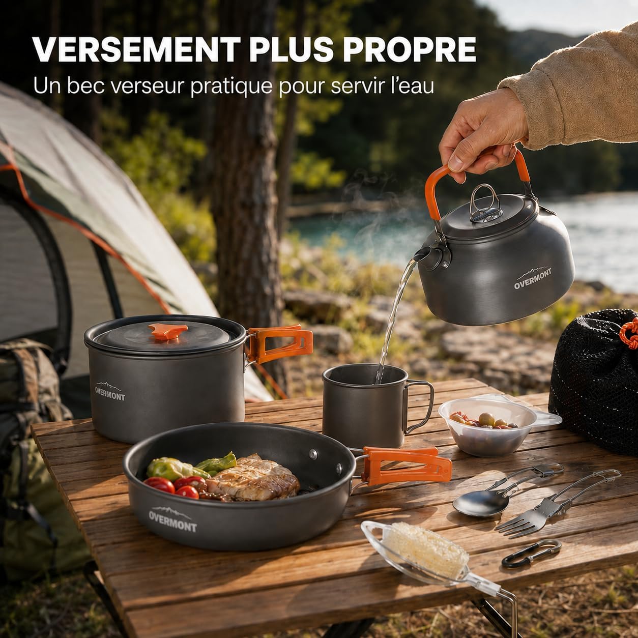 Bouilloire de la popote Overmont versant de leau chaude près dune tente