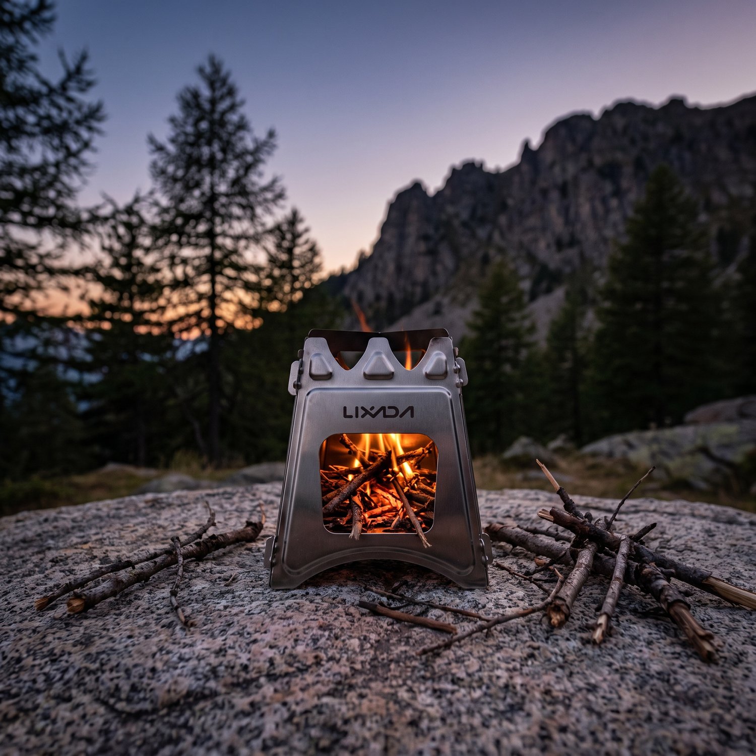 Réchaud à bois pliable Lixada allumé sur un rocher, brindilles autour, montagne au crépuscule