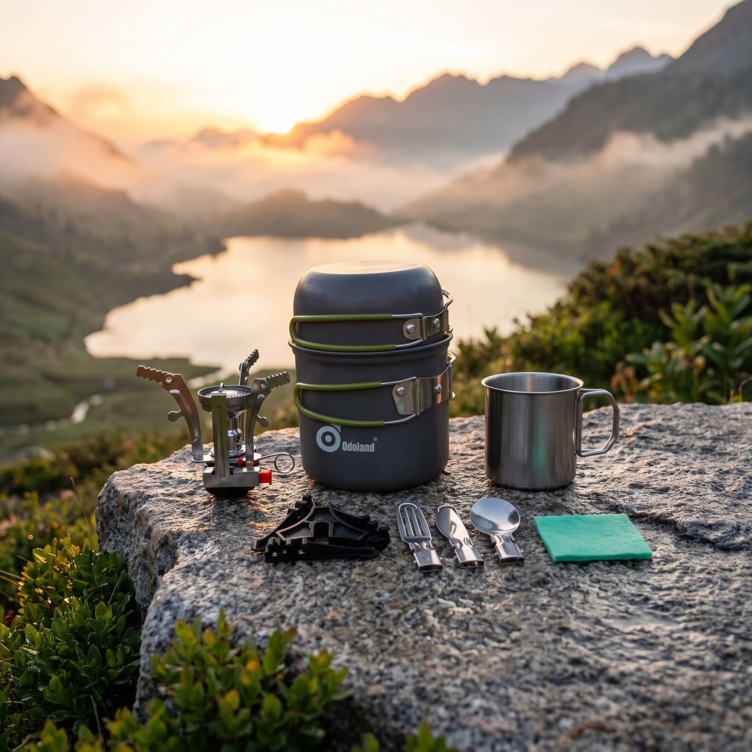 Kit popote Odoland sur un rocher : casseroles, réchaud à gaz, tasse et couverts, lac au lever du jour