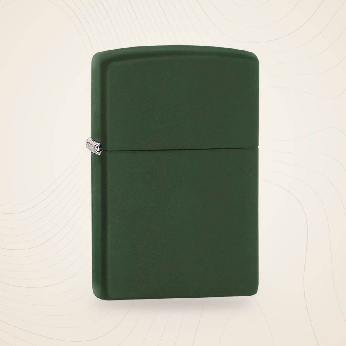 Briquet tempête Zippo vert mat fermé, boîtier en laiton vu de face, sur fond lin