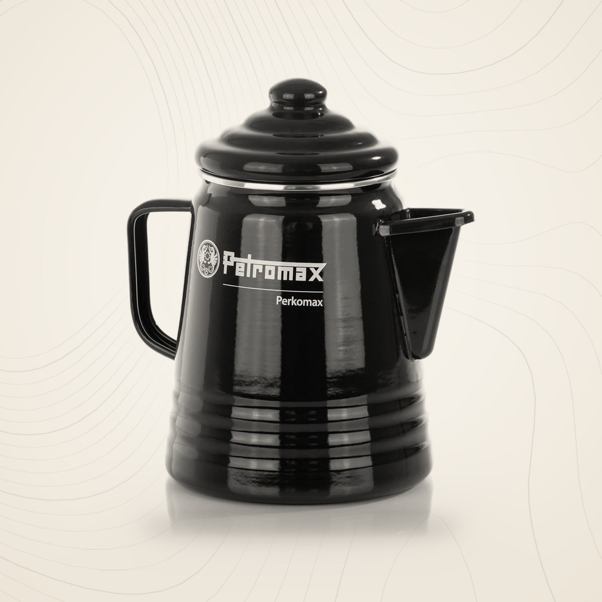 Percolateur Petromax Perkomax en acier émaillé noir, anse et bec verseur, sur fond lin