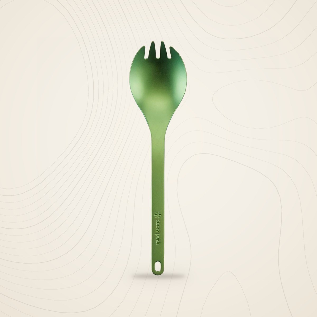 Spork Snow Peak en titane anodisé vert, cuilleron à dents de fourchette, sur fond lin