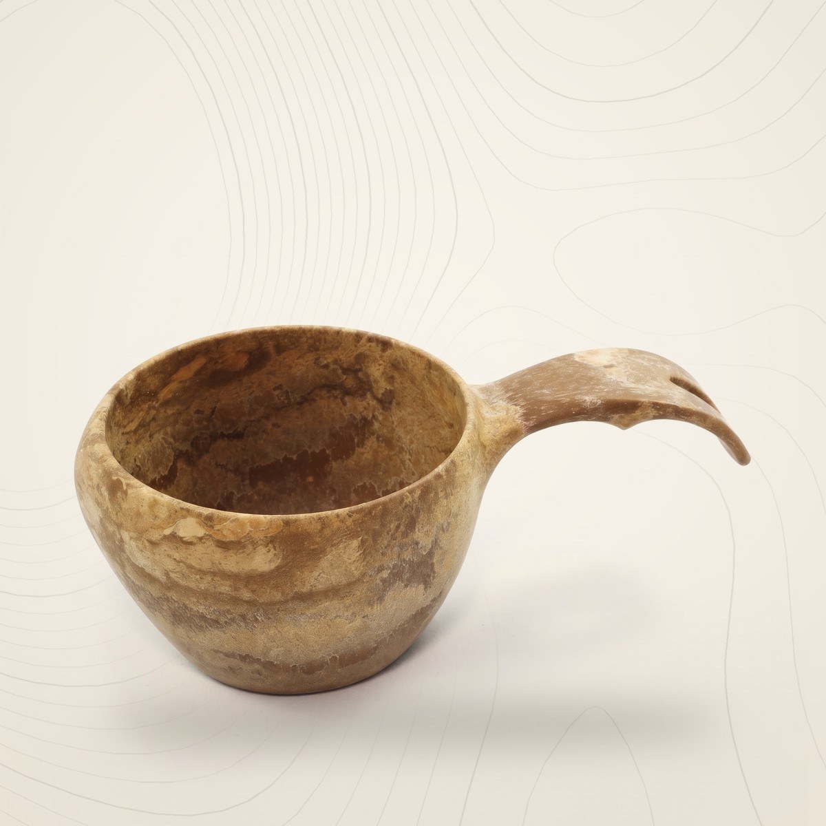 Kuksa Kupilka 21 en composite bois marron, anse recourbée et percée, sur fond lin