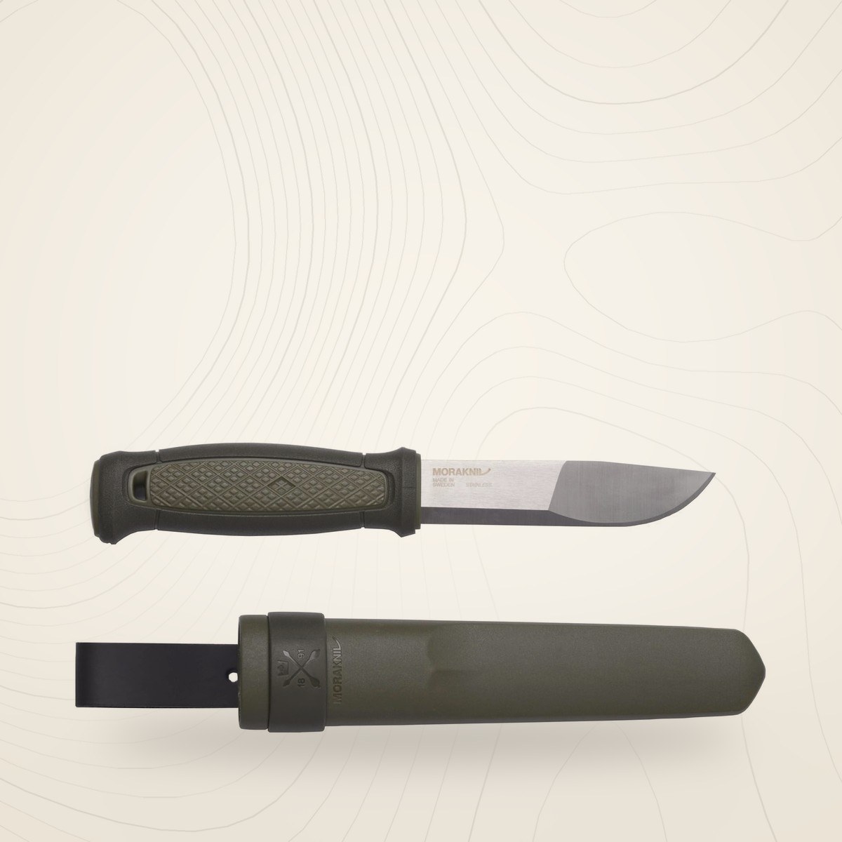 Couteau Morakniv Kansbol à manche vert et lame inox, à côté de son étui vert à passant de ceinture, sur fond lin