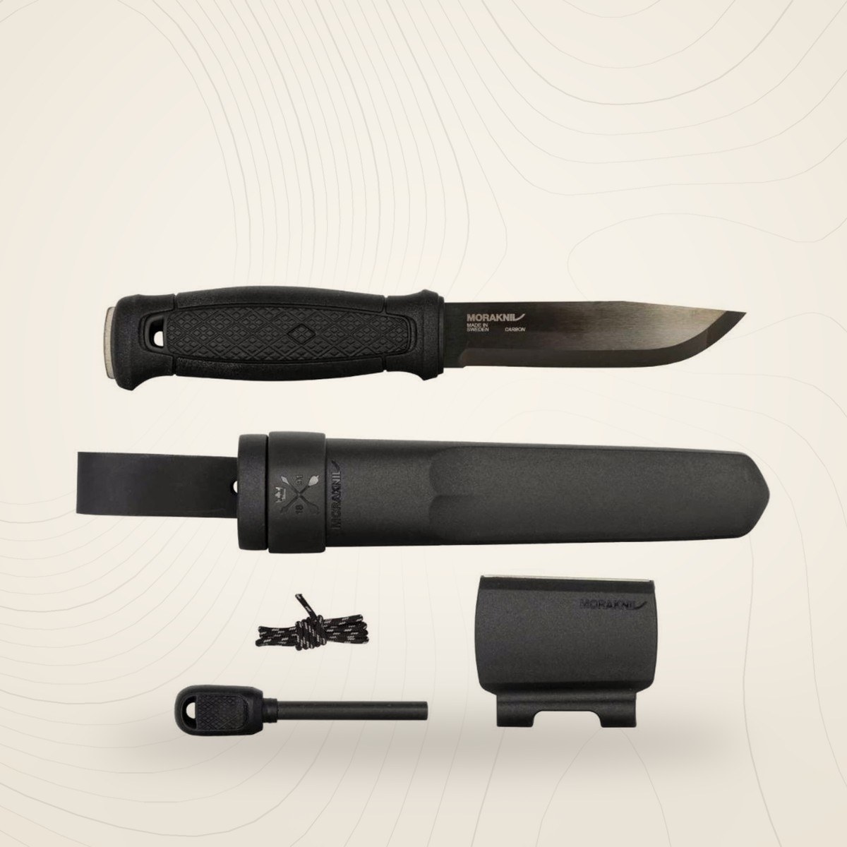 Couteau Morakniv Garberg à lame noire, étui noir, pierre à feu, paracorde et module affûteur diamant, sur fond lin