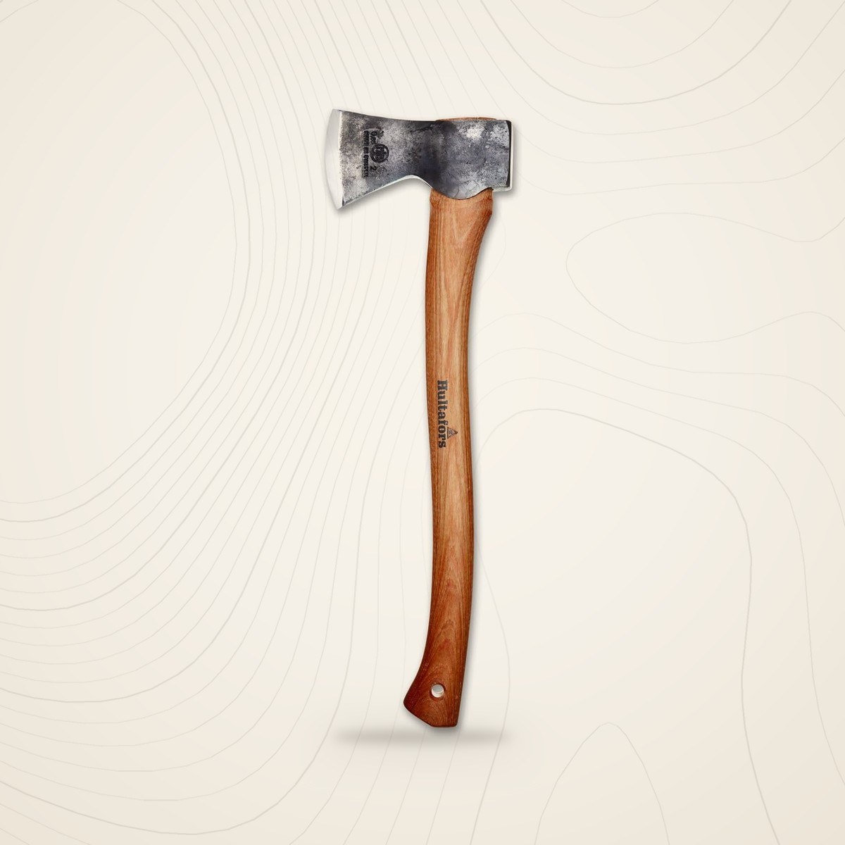Hache Hultafors Ekelund forgée main, tête en acier brut et manche en hickory, sur fond lin