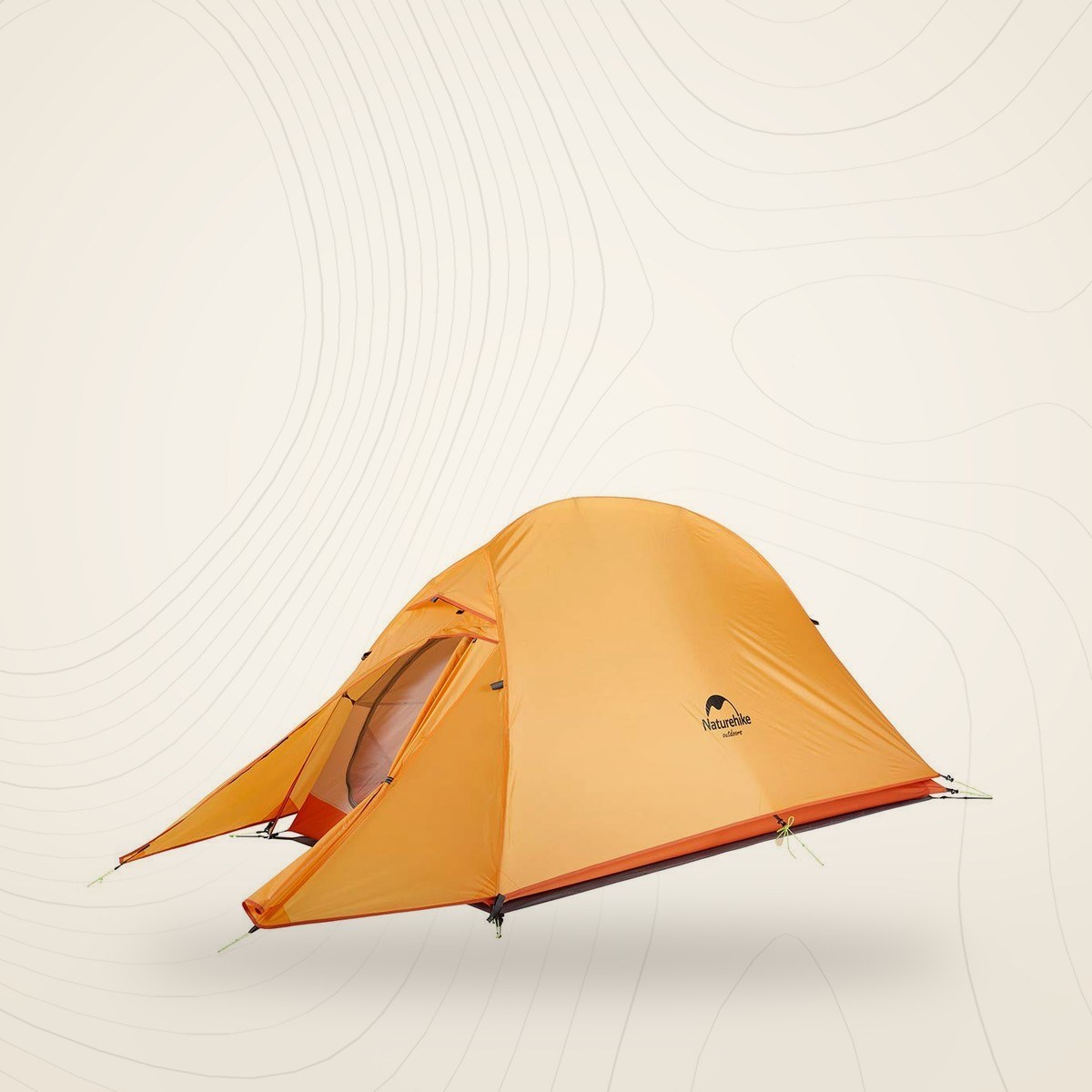 Tente 1 place Naturehike Cloud-Up 1 orange montée, porte ouverte sur le vestibule, sur fond lin