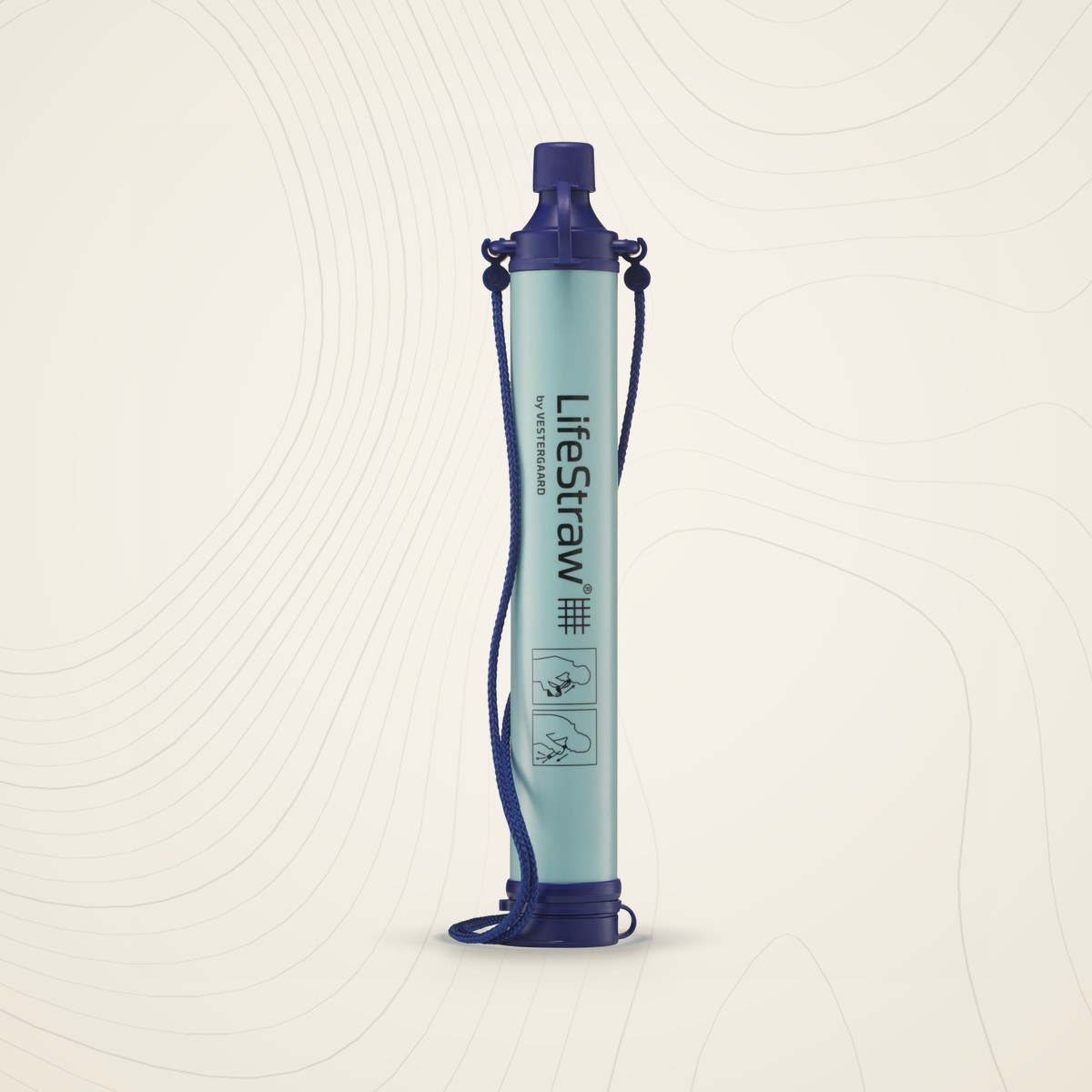 Paille filtrante LifeStraw Personal turquoise à embouts bleu marine et cordon de cou, sur fond lin