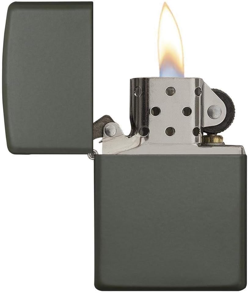 Briquet Zippo vert mat allumé, flamme au-dessus de la cheminée