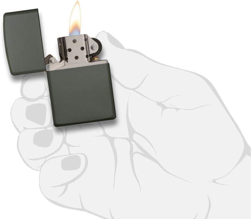 Briquet Zippo vert mat allumé dans une main dessinée, pour juger de sa taille