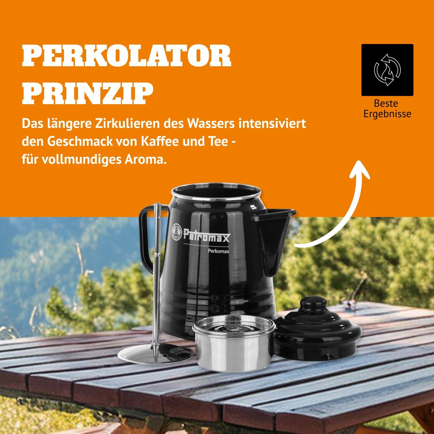 Percolateur Petromax ouvert : tube central, panier à café et couvercle posés sur une table en bois