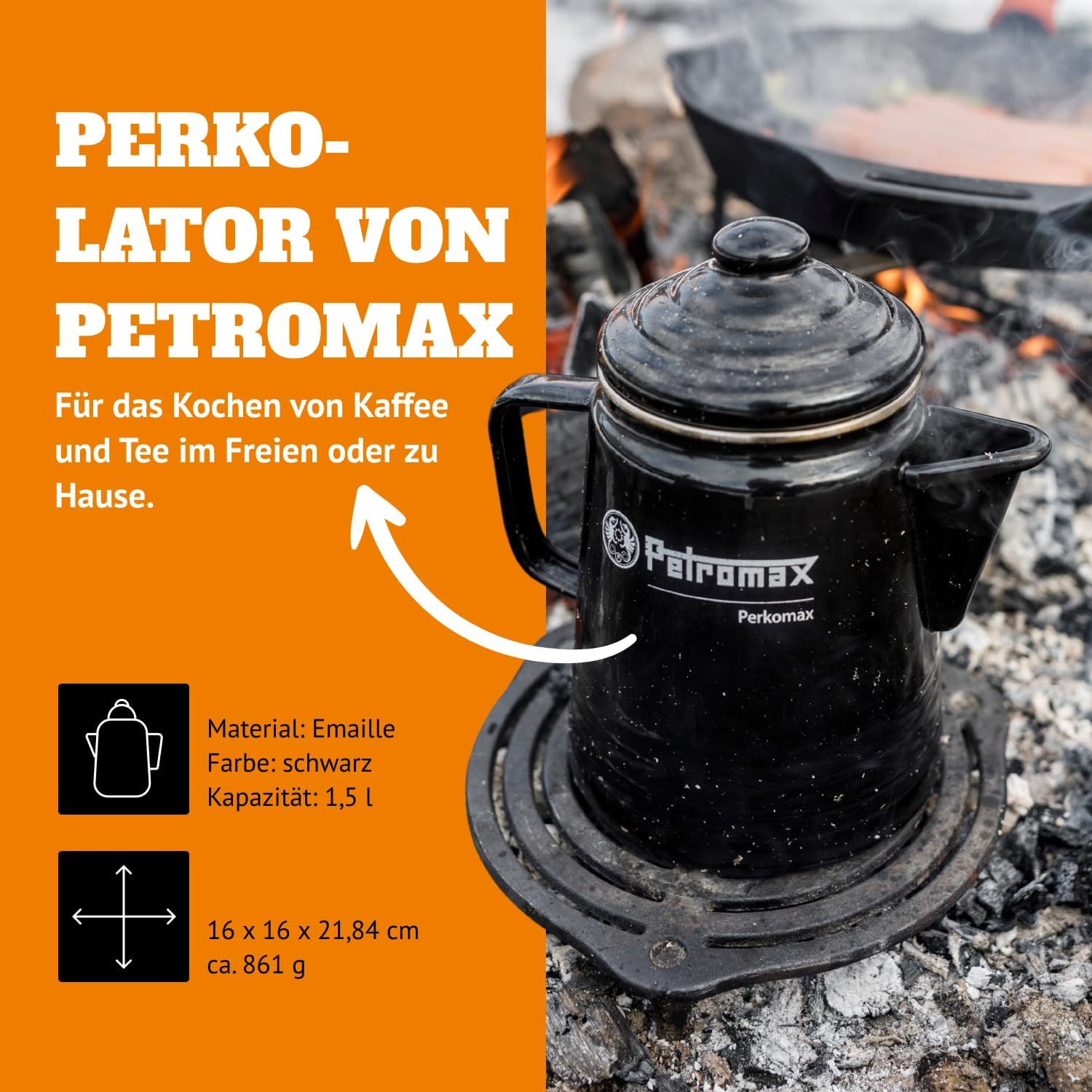 Percolateur Petromax noir posé sur une grille en fonte au-dessus des braises dun feu de camp