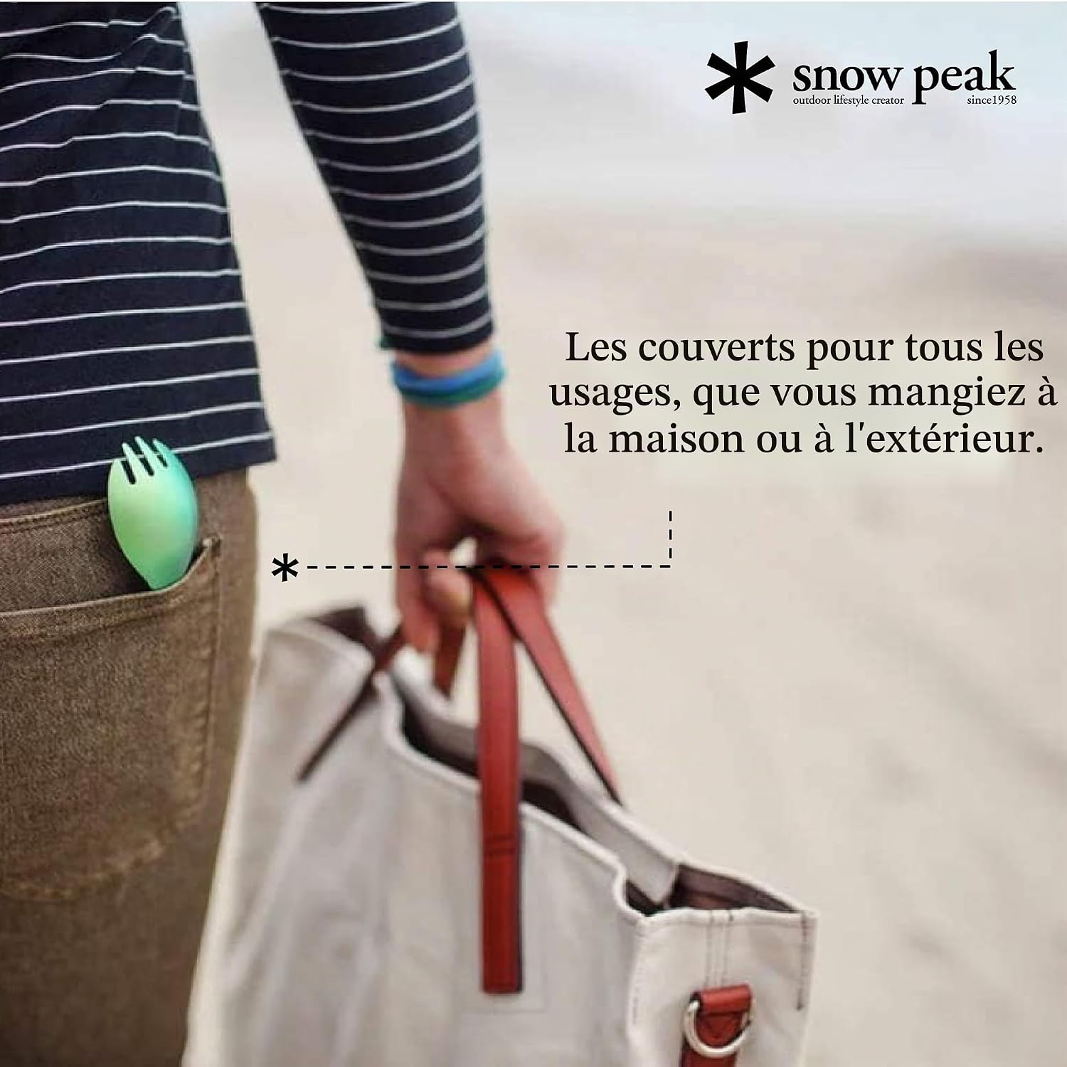 Spork Snow Peak vert glissé dans une poche arrière de pantalon