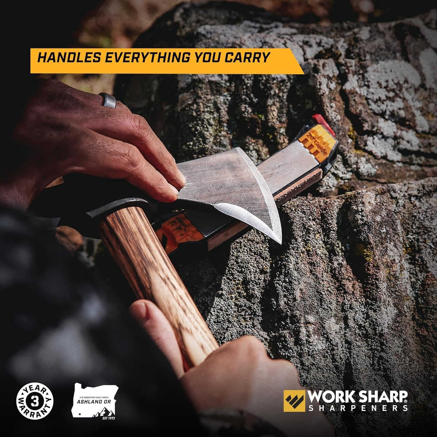 Tranchant dune hachette repris sur laiguiseur Work Sharp posé sur un rocher