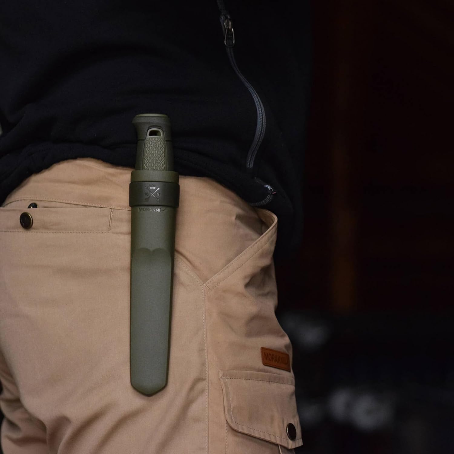 Morakniv Kansbol dans son étui, porté à la ceinture dun pantalon de toile beige