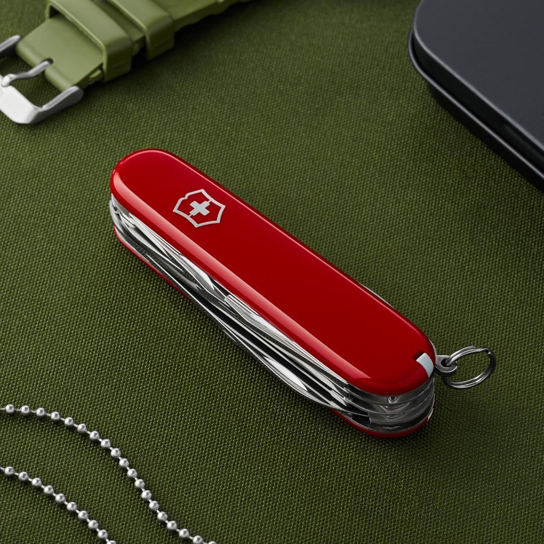 Victorinox Huntsman rouge fermé, posé sur une toile vert olive