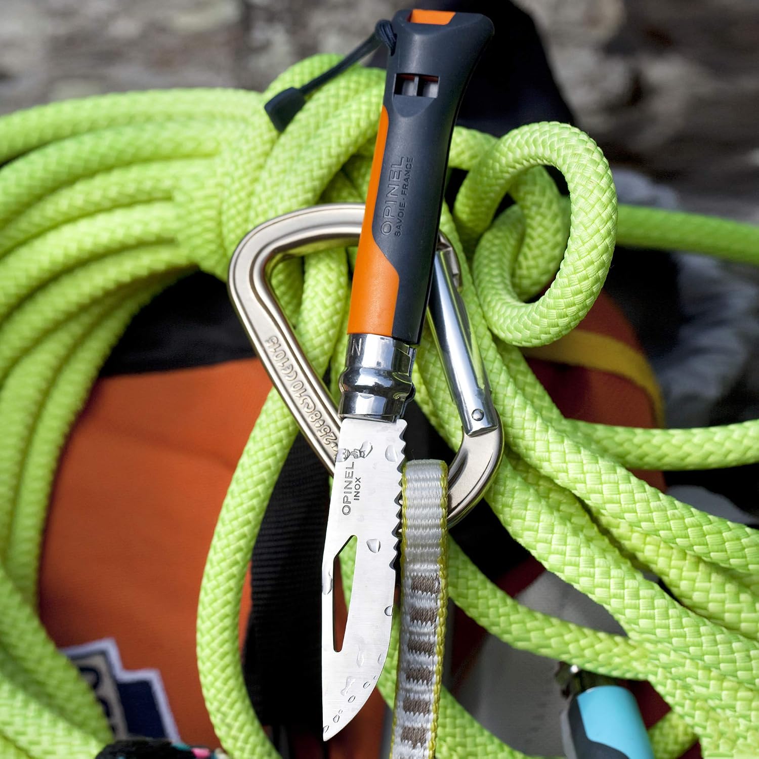 Opinel N°8 Outdoor ouvert, glissé dans un mousqueton sur une corde descalade verte