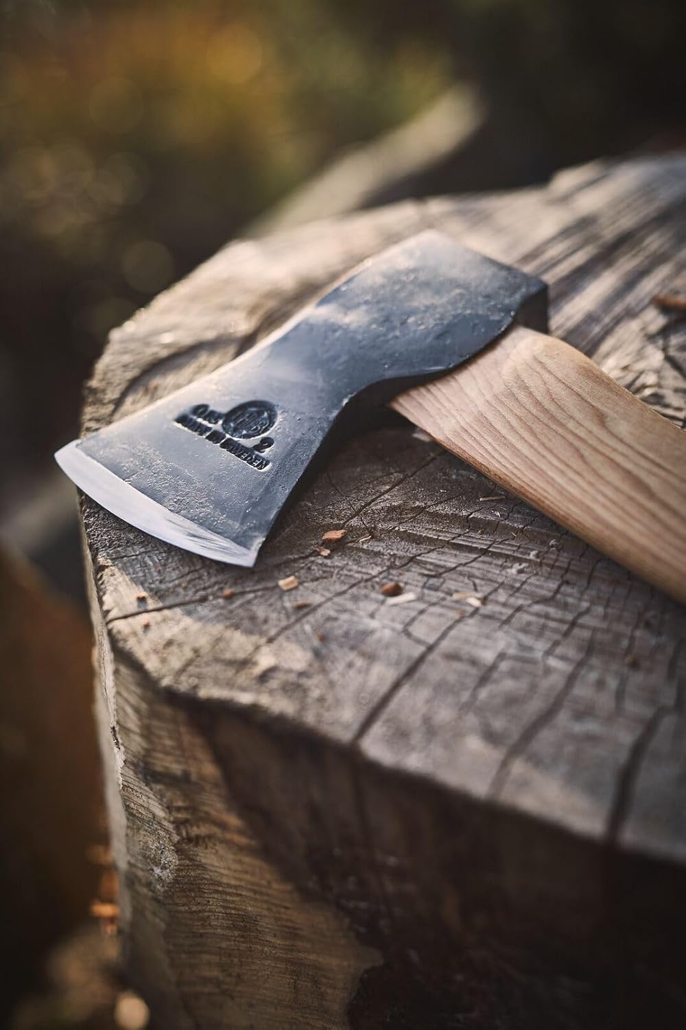 Tranchant de la hache Hultafors Ekelund posé sur un billot de bois