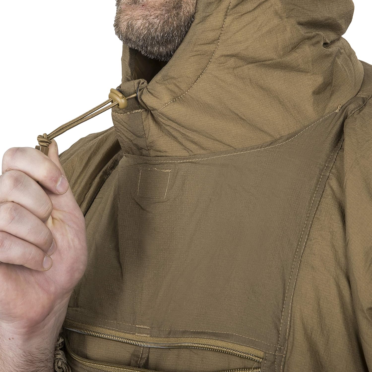 Capuche du Swagman Roll serrée par son cordon, ici en coloris coyote