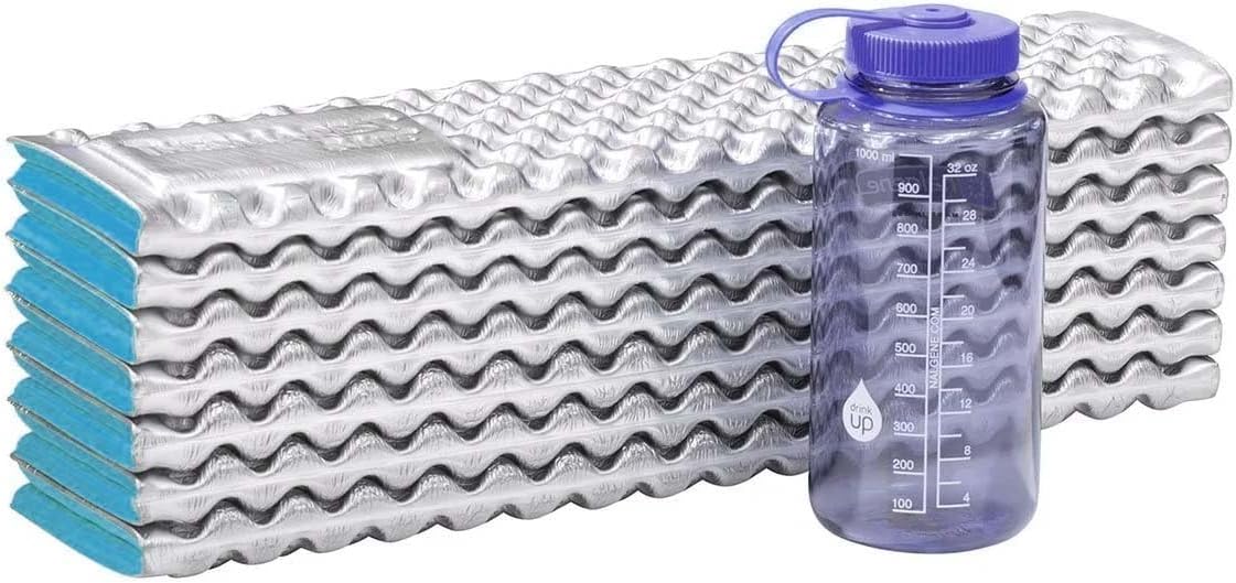 Matelas Therm-a-Rest Z Lite Sol plié en accordéon à côté dune gourde, pour léchelle