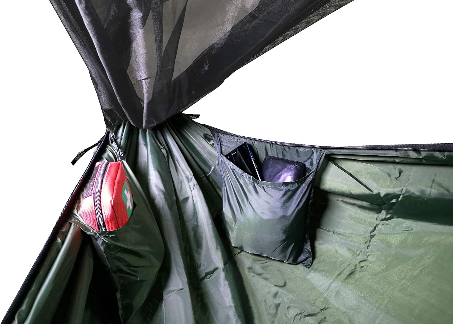 Poches intérieures du hamac DD Frontline, avec une trousse de secours et un téléphone rangés