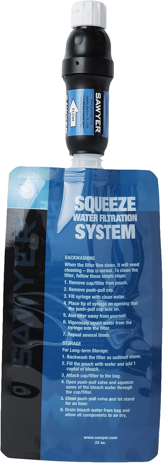 Filtre Sawyer Squeeze vissé sur sa poche souple de 32 oz, consignes de rinçage imprimées en anglais