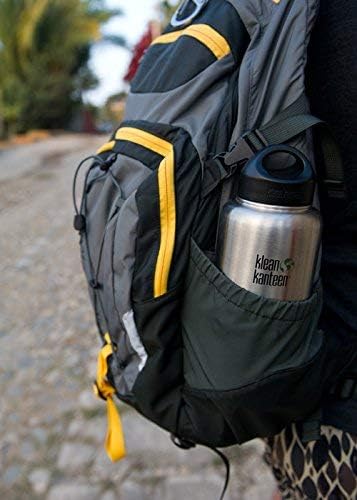 Gourde Klean Kanteen Wide glissée dans la poche latérale dun sac à dos de randonnée