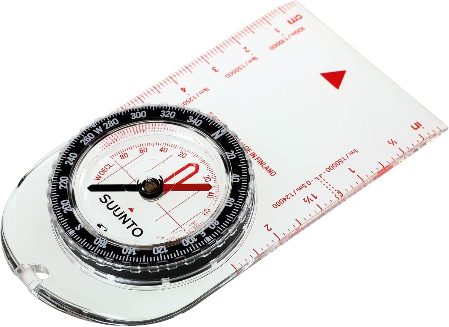 Capsule de la boussole Suunto A-10 vue de biais, aiguille rouge et noire au-dessus de la plaquette