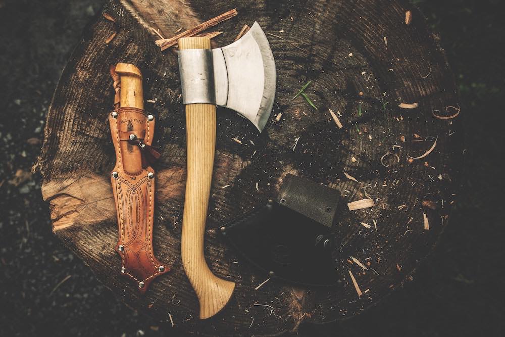outils de bushcraft poses sur un tronc d arbre