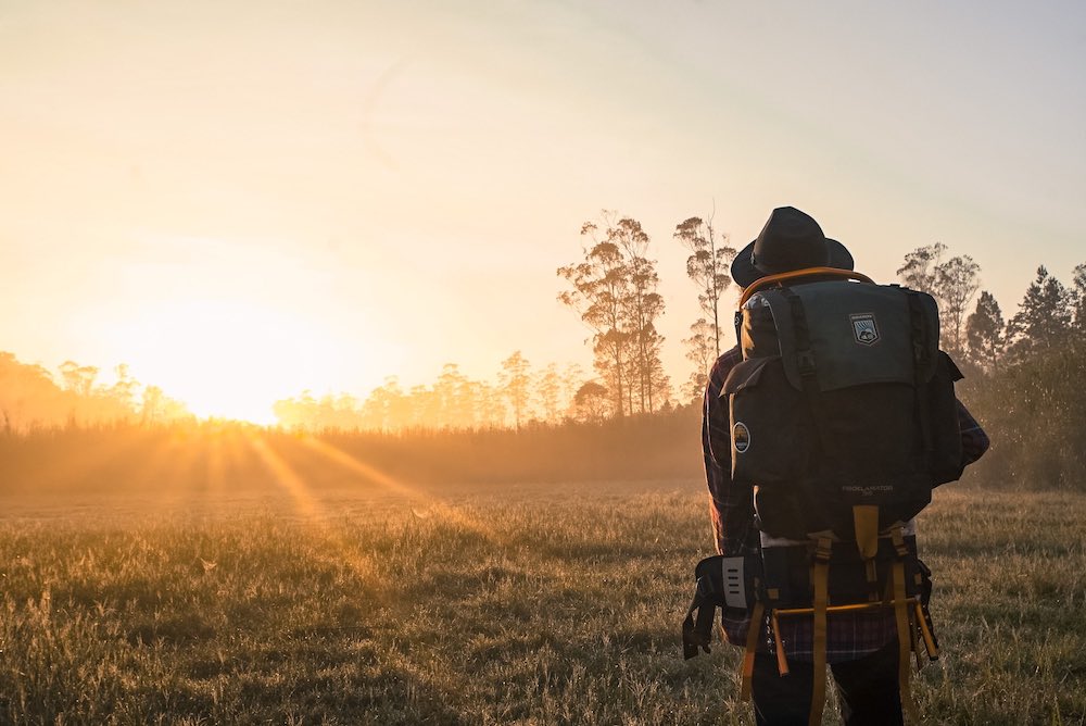 randonneur dans la nature avec couche de soleil